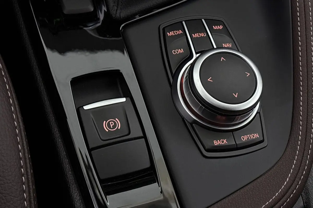 sDrive20i VDL Nedcar Edition Trekhaak Head-Up Sportstoelen Stoelverwarming Camera