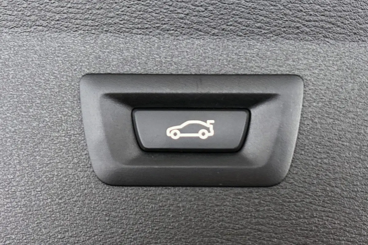 sDrive20i VDL Nedcar Edition Trekhaak Head-Up Sportstoelen Stoelverwarming Camera