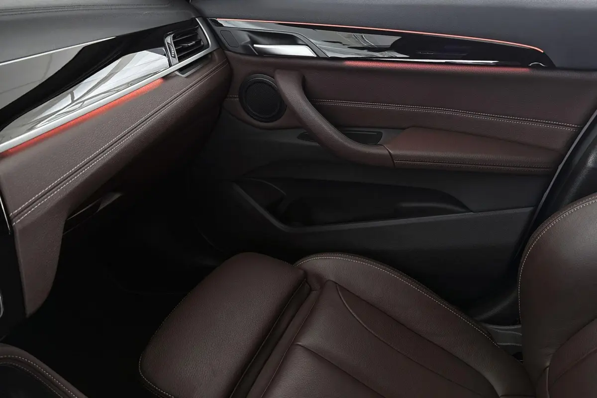 sDrive20i VDL Nedcar Edition Trekhaak Head-Up Sportstoelen Stoelverwarming Camera
