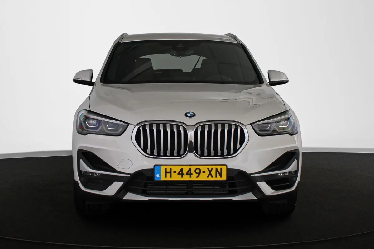 sDrive20i VDL Nedcar Edition Trekhaak Head-Up Sportstoelen Stoelverwarming Camera