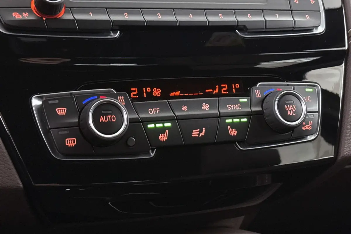 sDrive20i VDL Nedcar Edition Trekhaak Head-Up Sportstoelen Stoelverwarming Camera
