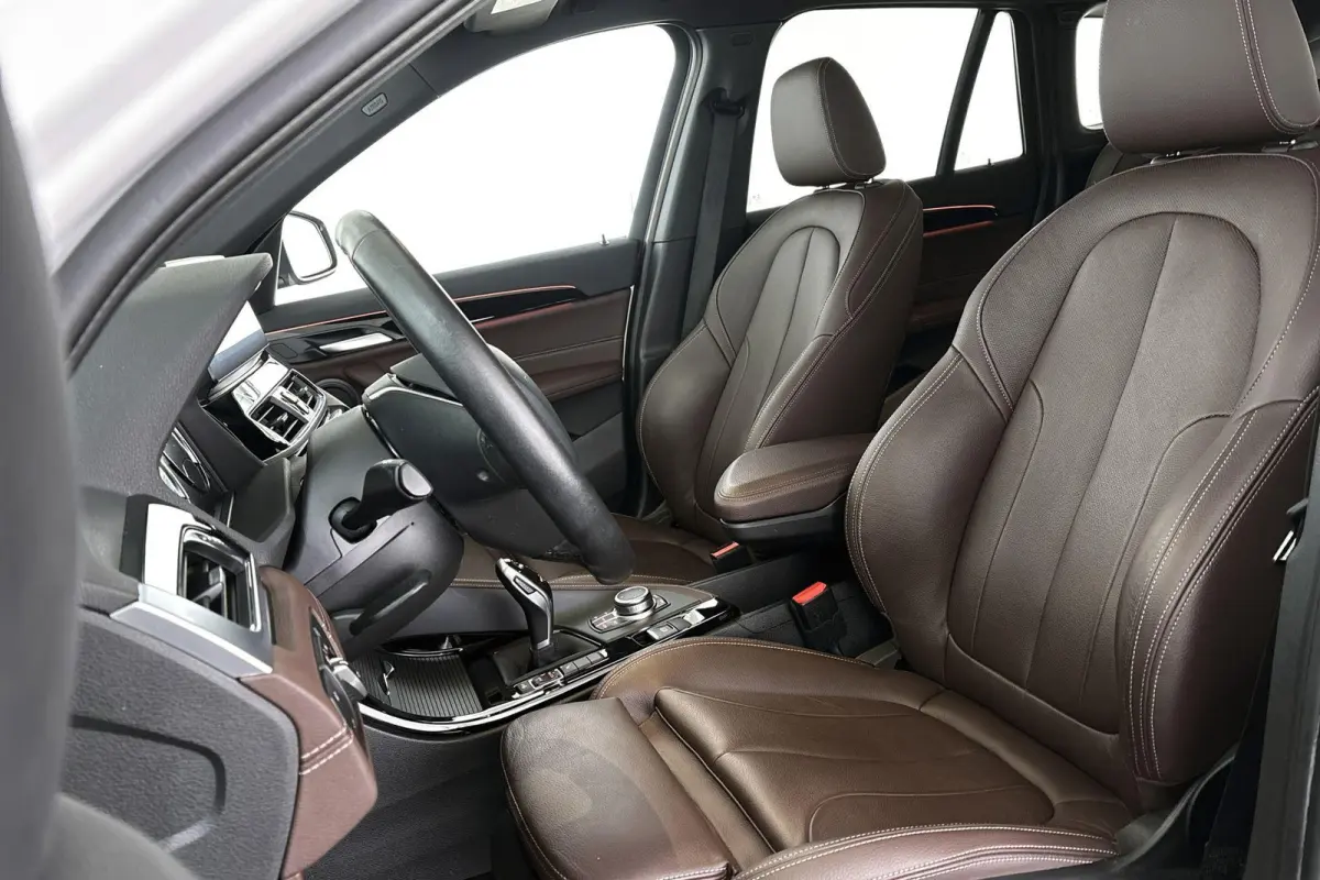 sDrive20i VDL Nedcar Edition Trekhaak Head-Up Sportstoelen Stoelverwarming Camera
