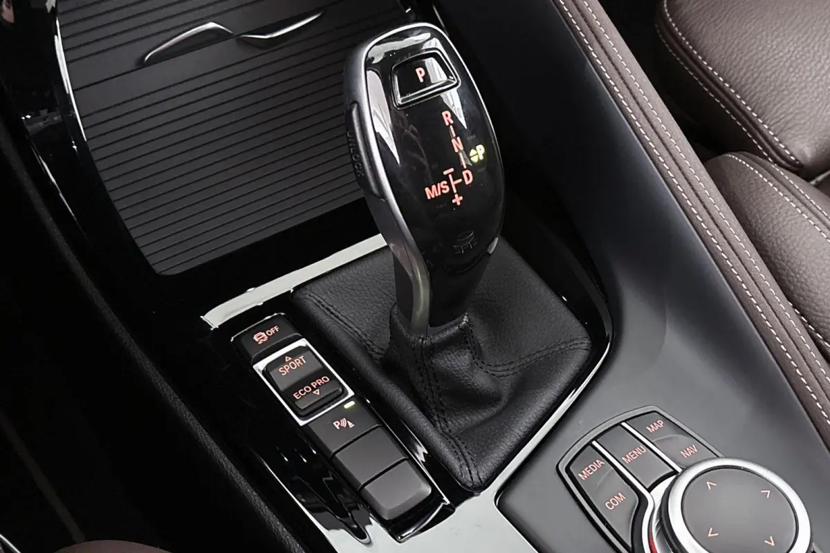 sDrive20i VDL Nedcar Edition Trekhaak Head-Up Sportstoelen Stoelverwarming Camera