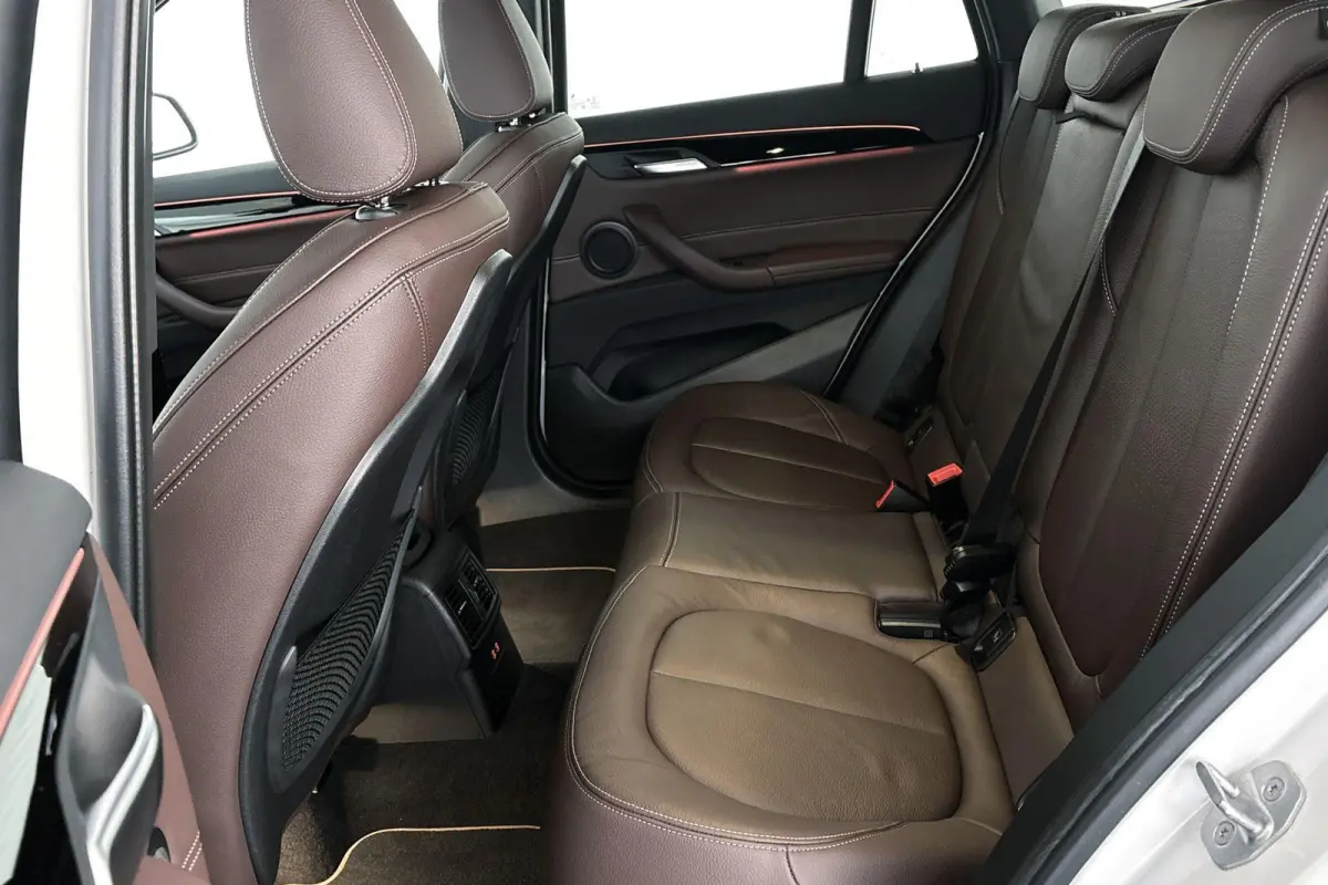 sDrive20i VDL Nedcar Edition Trekhaak Head-Up Sportstoelen Stoelverwarming Camera