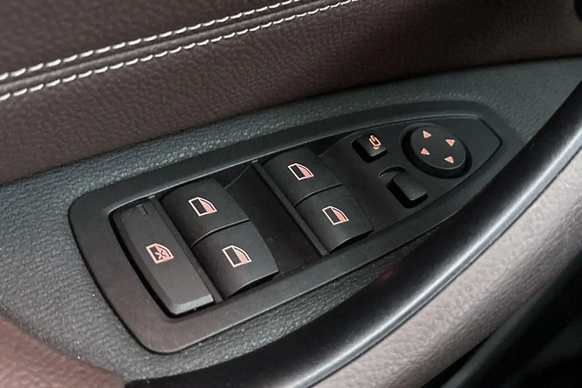 sDrive20i VDL Nedcar Edition Trekhaak Head-Up Sportstoelen Stoelverwarming Camera