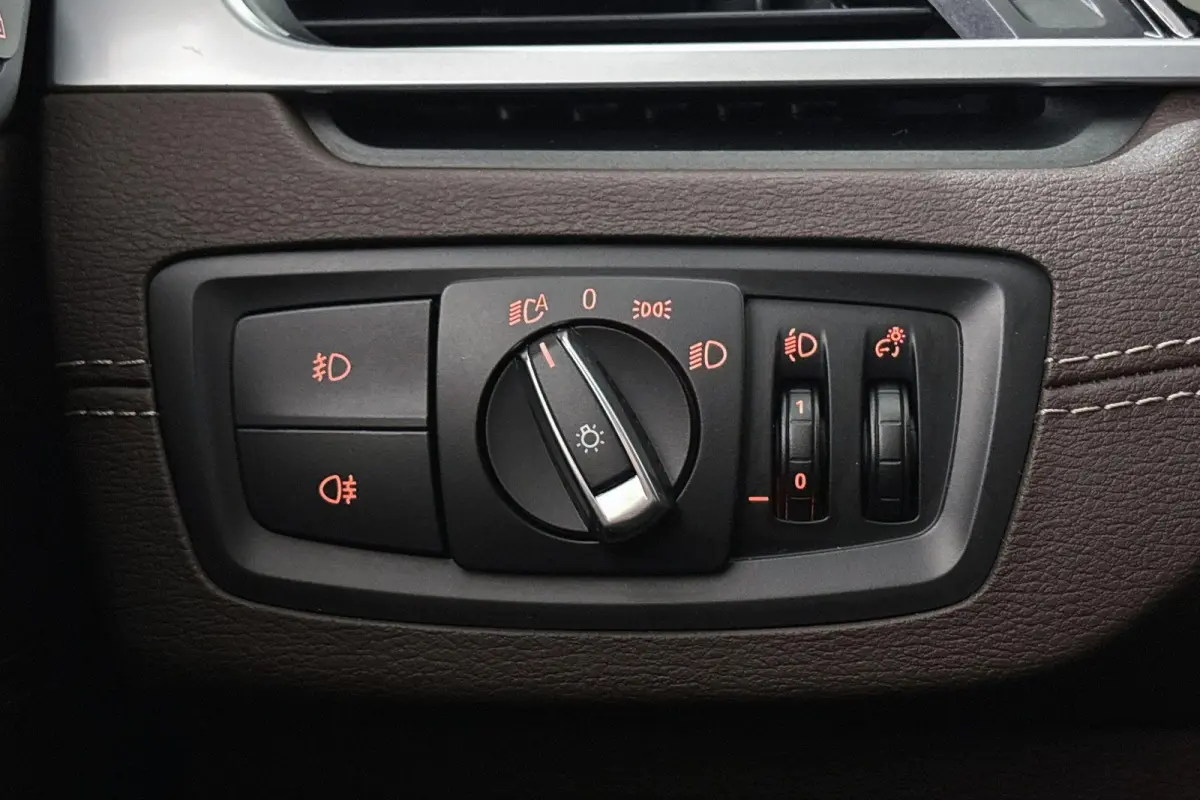 sDrive20i VDL Nedcar Edition Trekhaak Head-Up Sportstoelen Stoelverwarming Camera