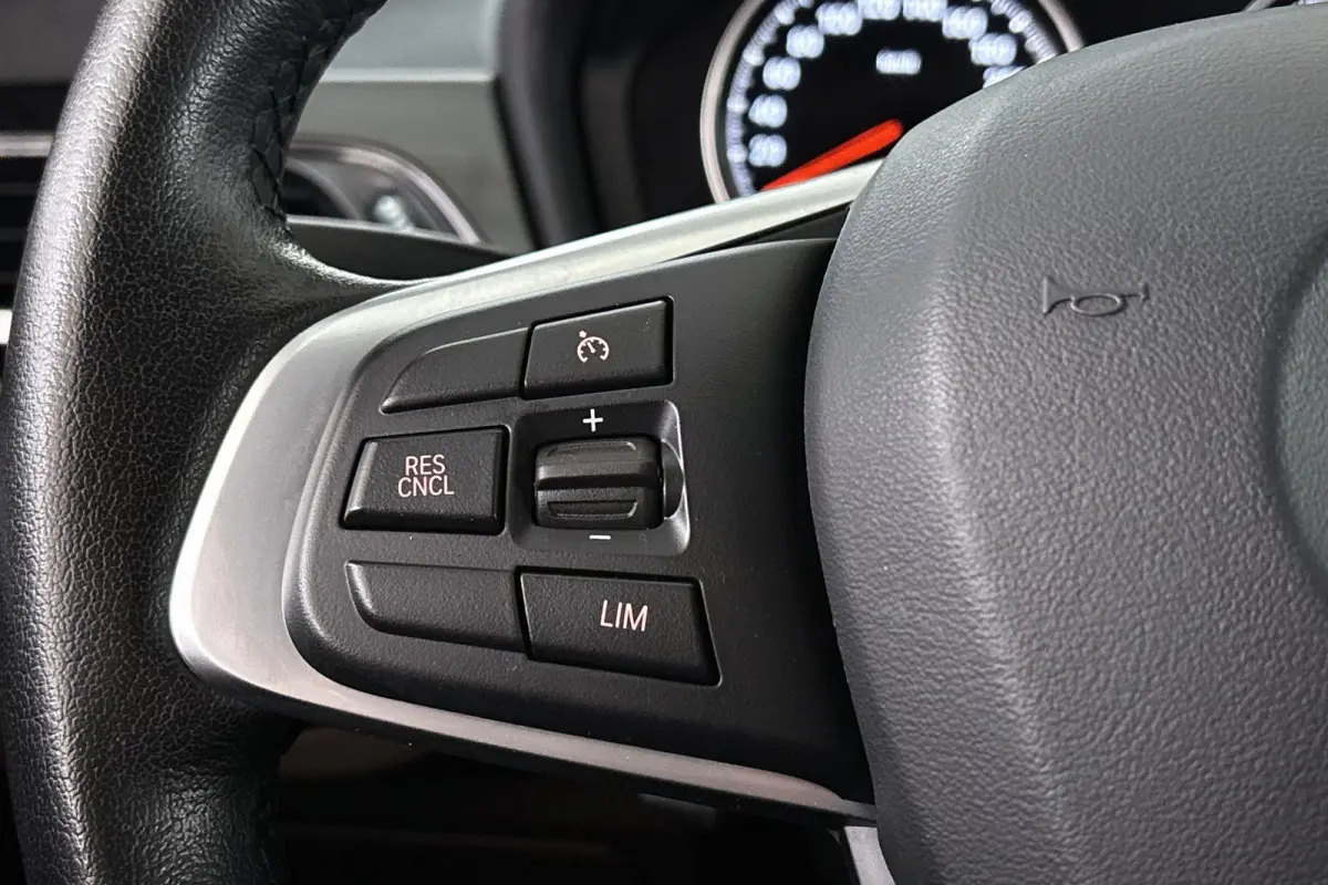 sDrive20i VDL Nedcar Edition Trekhaak Head-Up Sportstoelen Stoelverwarming Camera