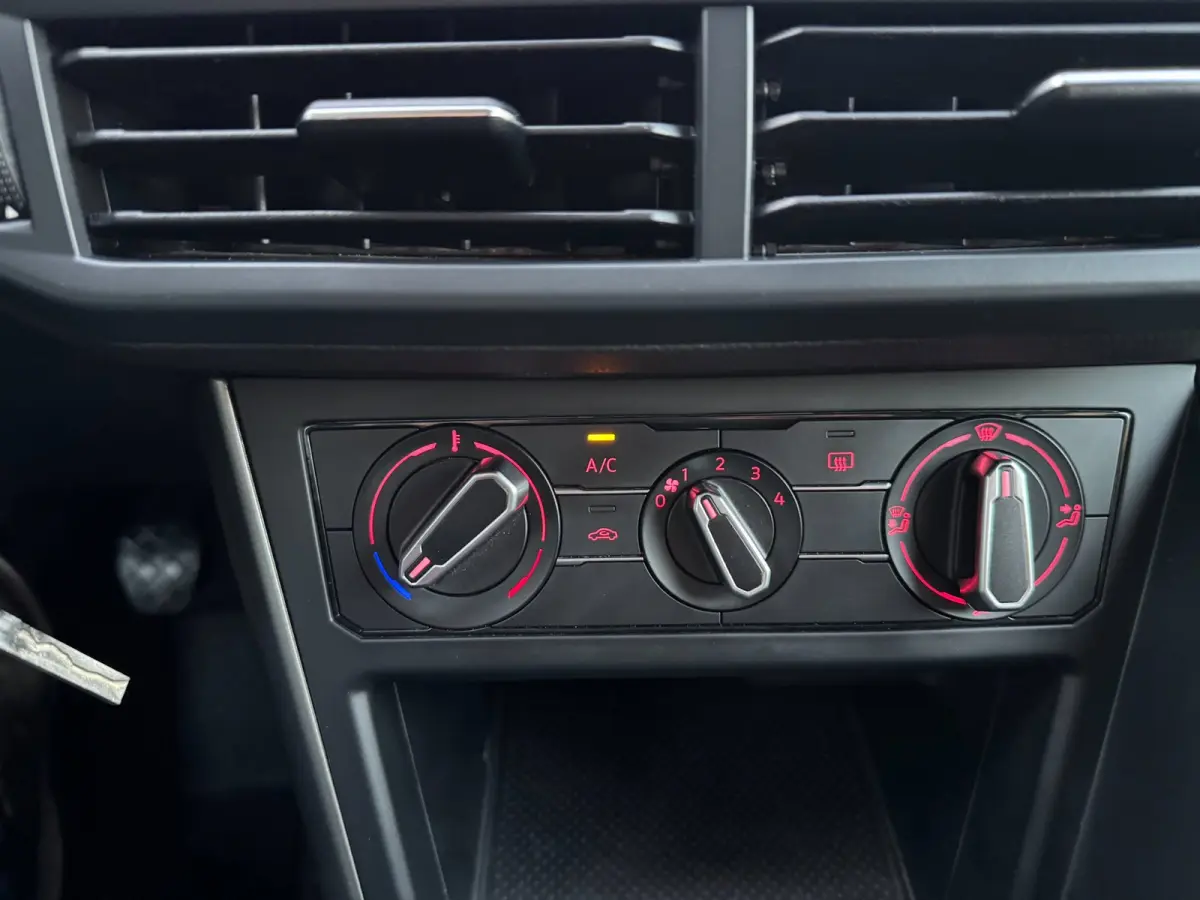 1.0 TSI Comfortline CARPLAY!