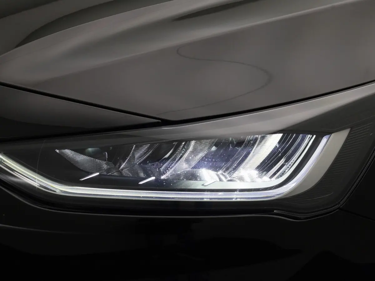 1.0 EcoBoost Hybrid Titanium | Navigatie | Groot scherm | Apple Carplay / Android Auto | Climate Control | Cruise Control | Parkeersensoren | DAB | Bluetooth |