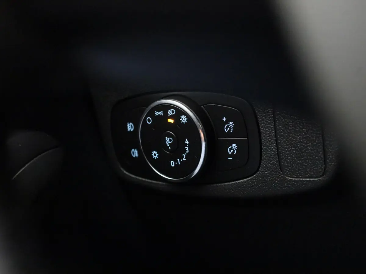 1.0 EcoBoost Hybrid Titanium | Navigatie | Groot scherm | Apple Carplay / Android Auto | Climate Control | Cruise Control | Parkeersensoren | DAB | Bluetooth |