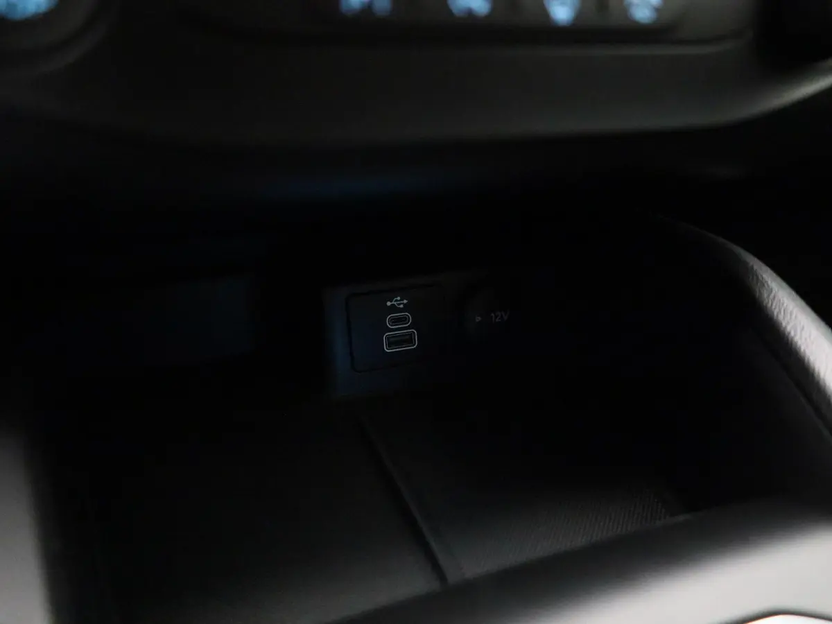 1.0 EcoBoost Hybrid Titanium | Navigatie | Groot scherm | Apple Carplay / Android Auto | Climate Control | Cruise Control | Parkeersensoren | DAB | Bluetooth |
