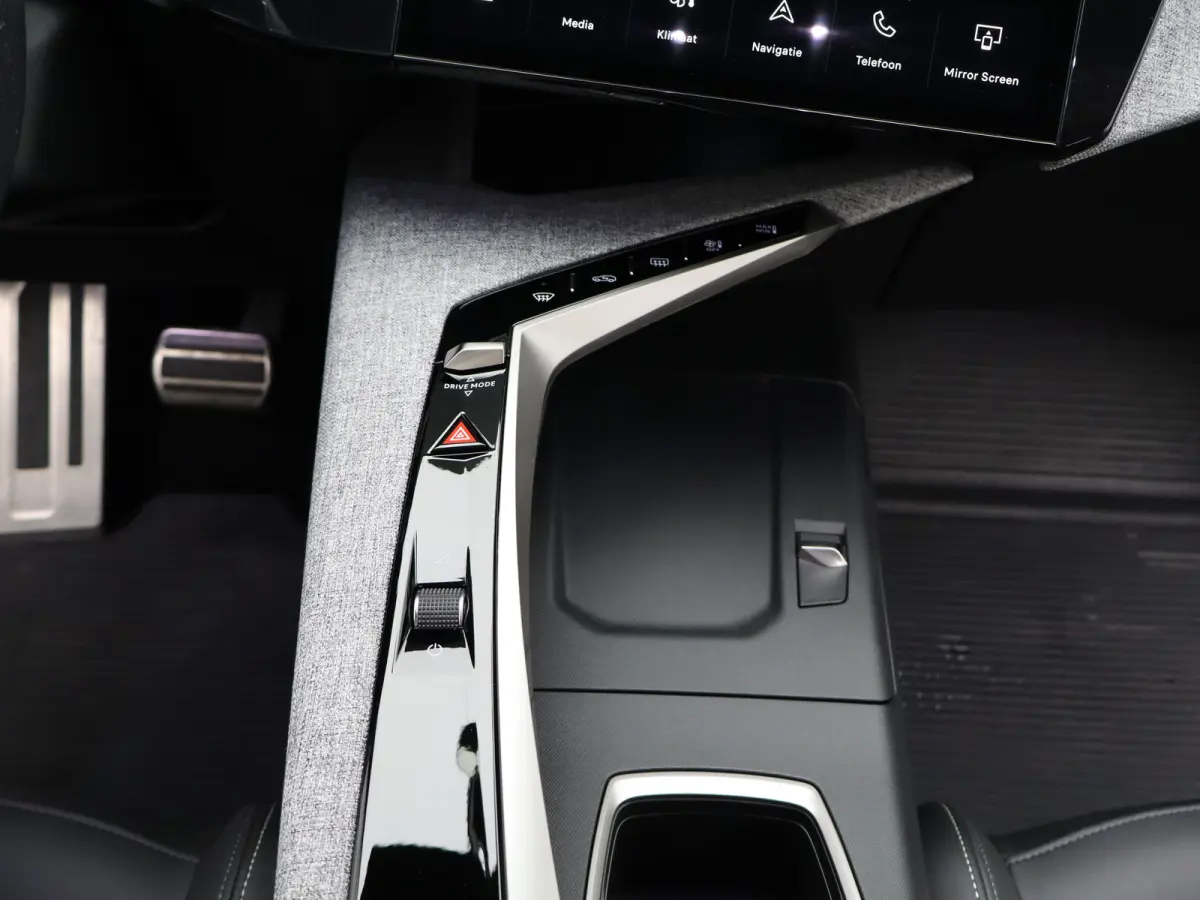 1.2 Hybrid 145 GT | Draadloze Carplay | Camera | Stoelverwarming | Stuurwielverwarming | PDC V+A | Keyless | Cruise Control Adaptief | 19" Lichtmetalen Velgen | Navigatie