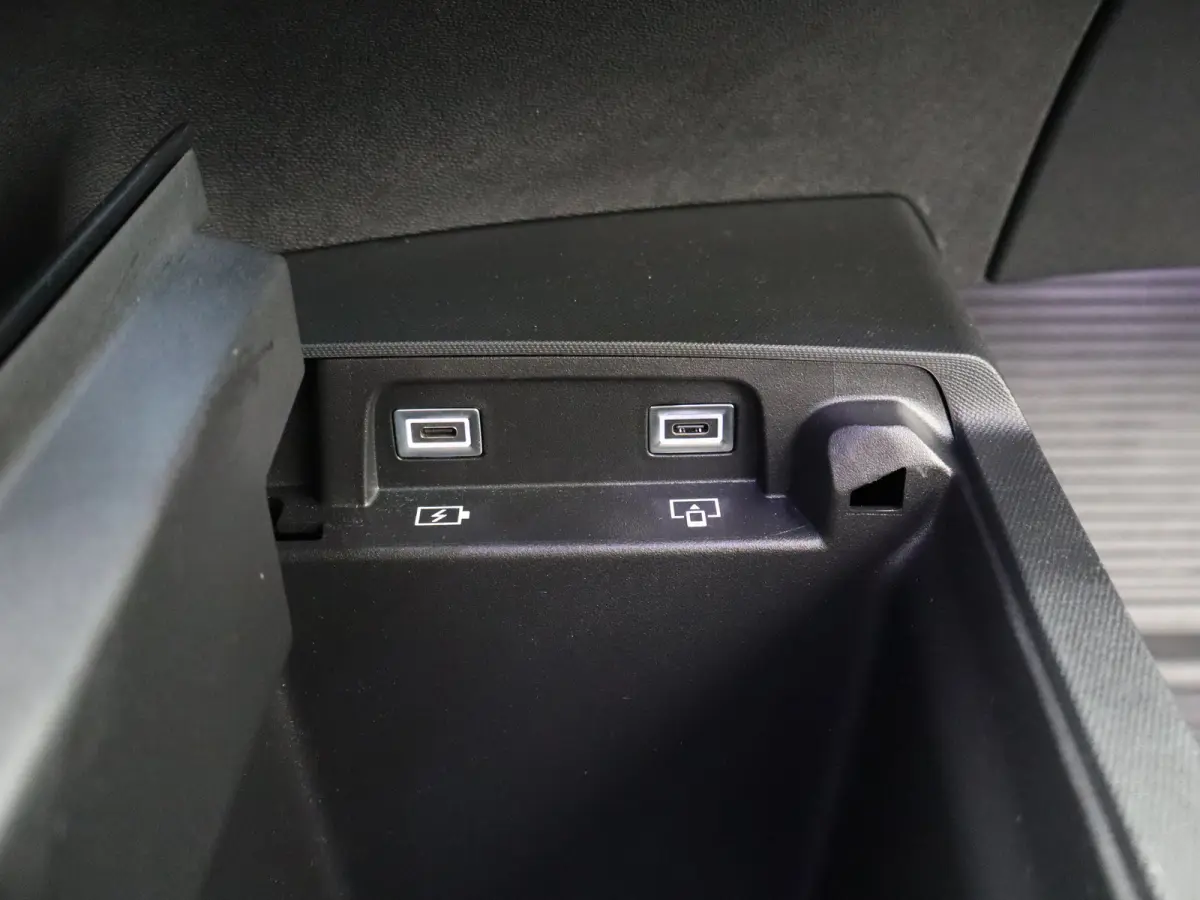 1.2 Hybrid 145 GT | Draadloze Carplay | Camera | Stoelverwarming | Stuurwielverwarming | PDC V+A | Keyless | Cruise Control Adaptief | 19" Lichtmetalen Velgen | Navigatie