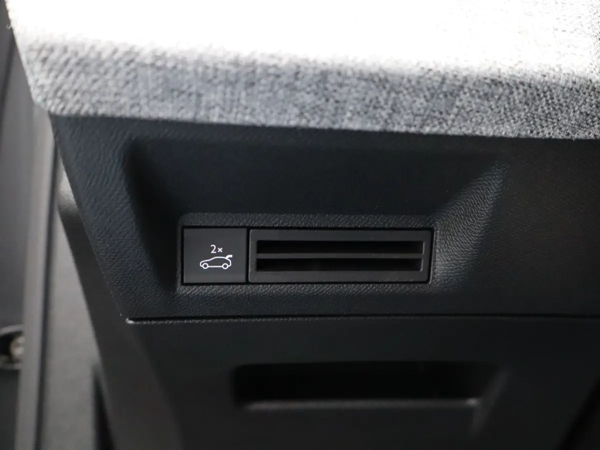 1.2 Hybrid 145 GT | Draadloze Carplay | Camera | Stoelverwarming | Stuurwielverwarming | PDC V+A | Keyless | Cruise Control Adaptief | 19" Lichtmetalen Velgen | Navigatie