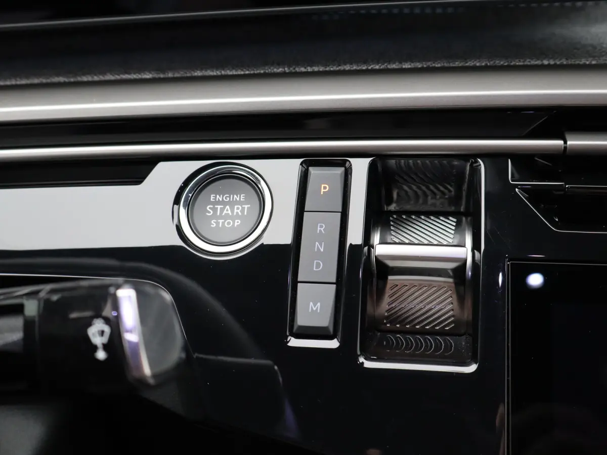 1.2 Hybrid 145 GT | Draadloze Carplay | Camera | Stoelverwarming | Stuurwielverwarming | PDC V+A | Keyless | Cruise Control Adaptief | 19" Lichtmetalen Velgen | Navigatie
