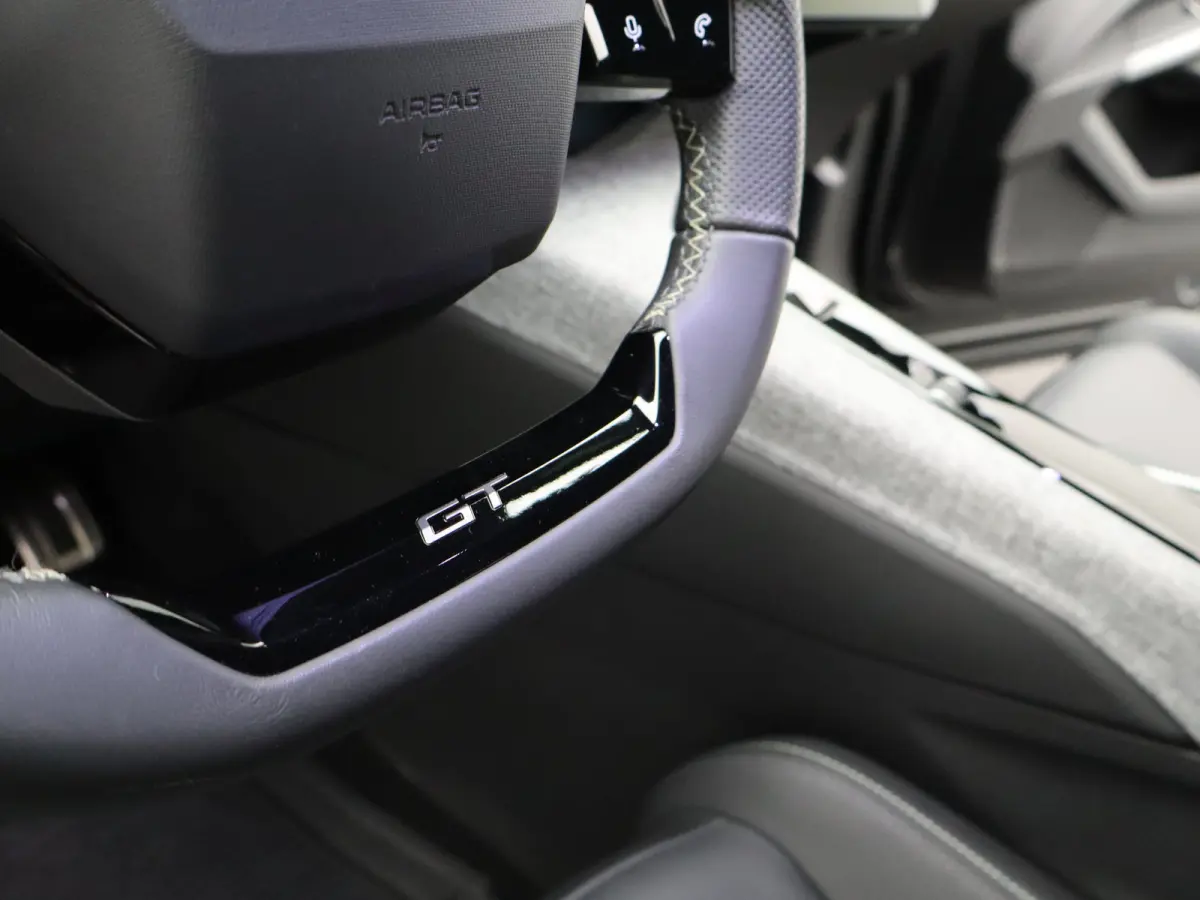 1.2 Hybrid 145 GT | Draadloze Carplay | Camera | Stoelverwarming | Stuurwielverwarming | PDC V+A | Keyless | Cruise Control Adaptief | 19" Lichtmetalen Velgen | Navigatie