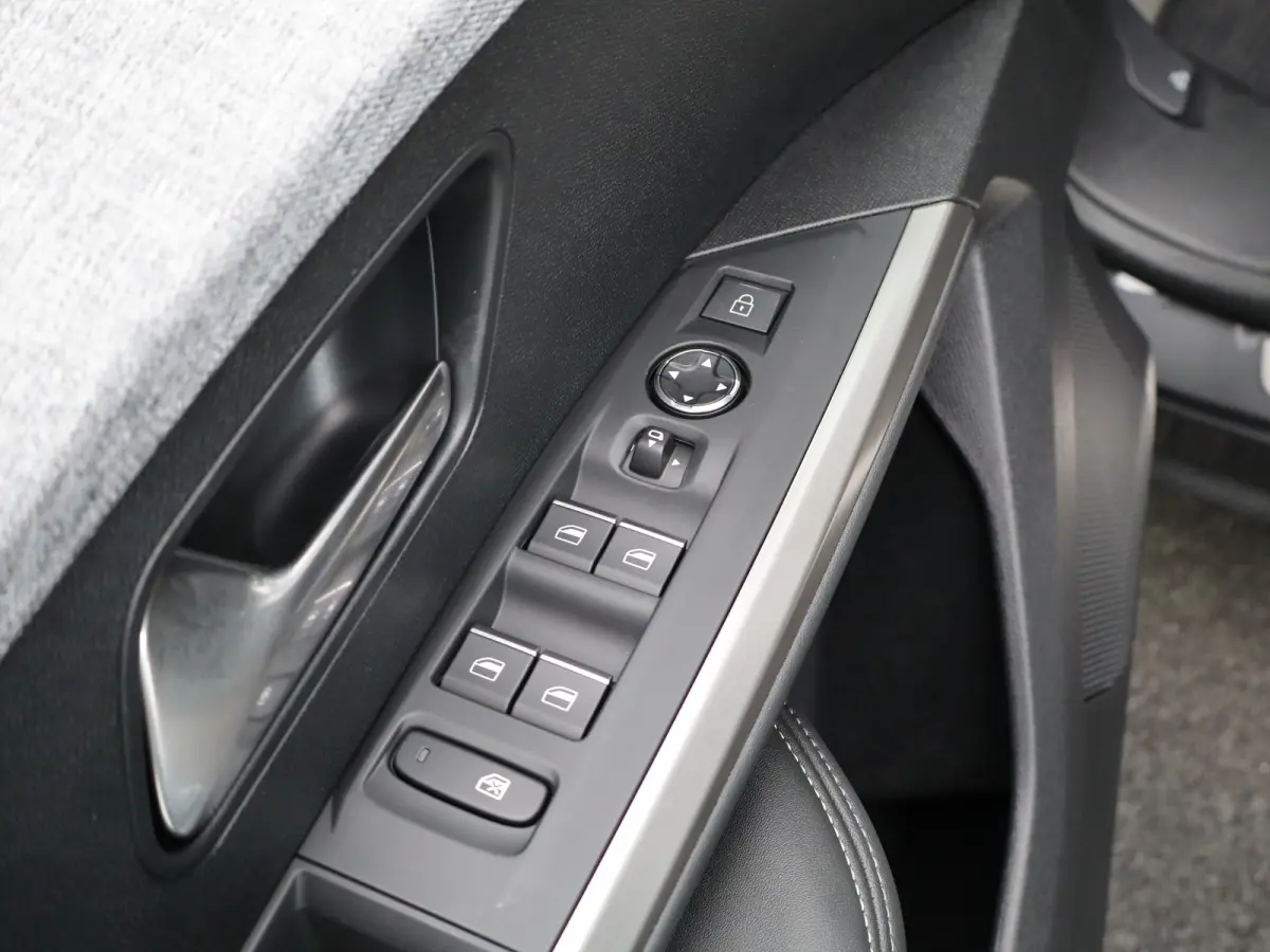 1.2 Hybrid 145 GT | Draadloze Carplay | Camera | Stoelverwarming | Stuurwielverwarming | PDC V+A | Keyless | Cruise Control Adaptief | 19" Lichtmetalen Velgen | Navigatie