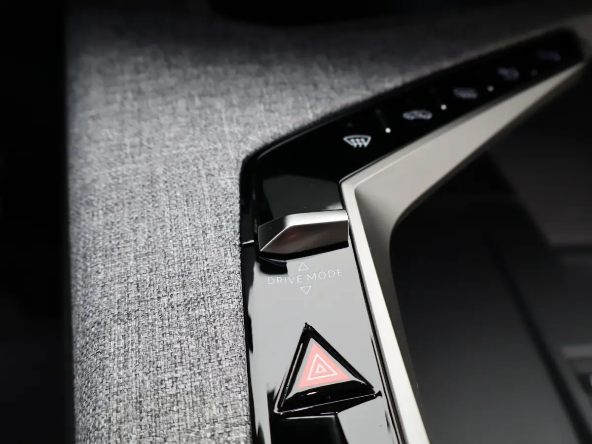 1.2 Hybrid 145 GT | Draadloze Carplay | Camera | Stoelverwarming | Stuurwielverwarming | PDC V+A | Keyless | Cruise Control Adaptief | 19" Lichtmetalen Velgen | Navigatie