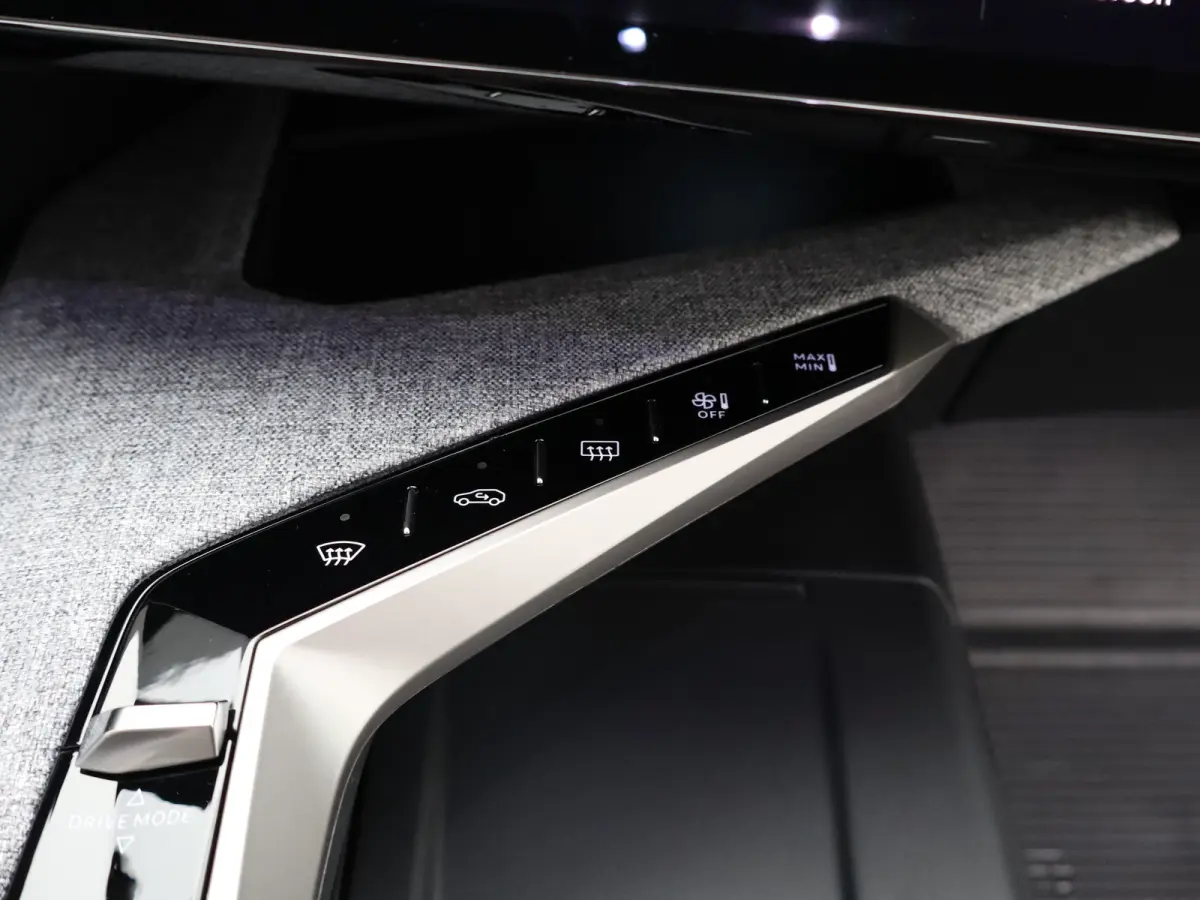 1.2 Hybrid 145 GT | Draadloze Carplay | Camera | Stoelverwarming | Stuurwielverwarming | PDC V+A | Keyless | Cruise Control Adaptief | 19" Lichtmetalen Velgen | Navigatie