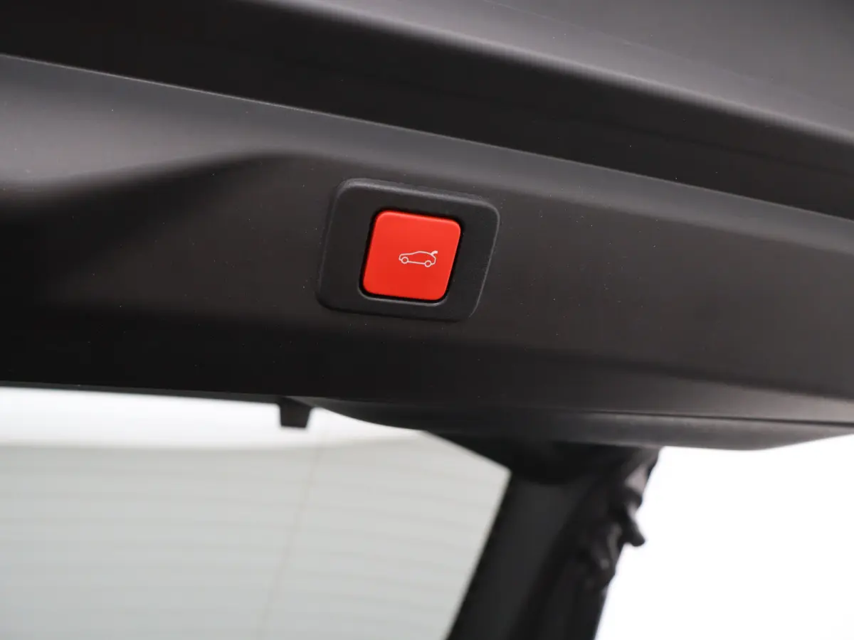 1.2 Hybrid 145 GT | Draadloze Carplay | Camera | Stoelverwarming | Stuurwielverwarming | PDC V+A | Keyless | Cruise Control Adaptief | 19" Lichtmetalen Velgen | Navigatie