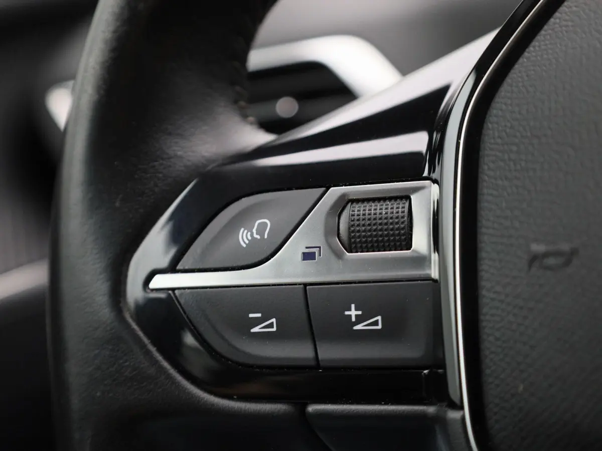 1.2 PureTech Active Pack Business | Navigatie | Trekhaak | Virtual cockpit | Climate control | Cruise control | Bluetooth | Apple carplay / Android auto | Camera