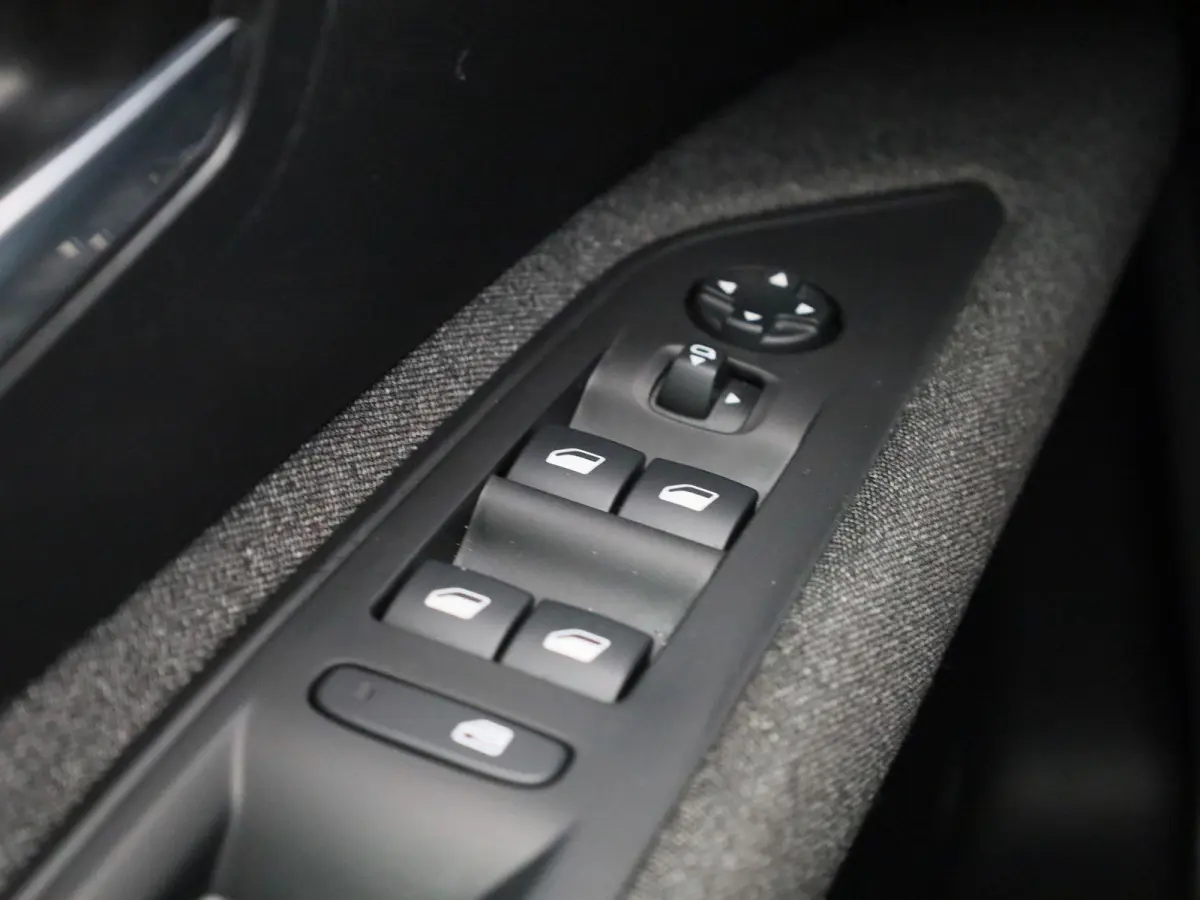 1.2 PureTech Active Pack Business | Navigatie | Trekhaak | Virtual cockpit | Climate control | Cruise control | Bluetooth | Apple carplay / Android auto | Camera