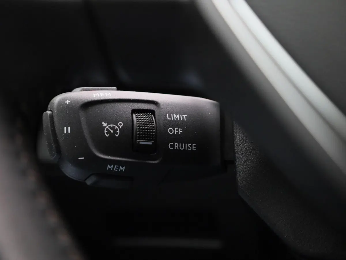 1.2 PureTech Active Pack Business | Navigatie | Trekhaak | Virtual cockpit | Climate control | Cruise control | Bluetooth | Apple carplay / Android auto | Camera