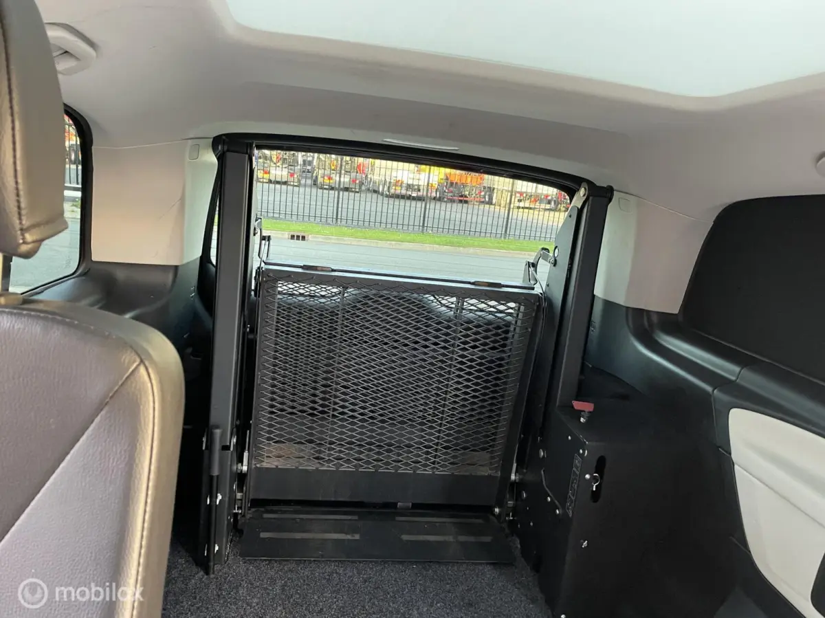 200d Lang DC Avantgarde rolstoelbus