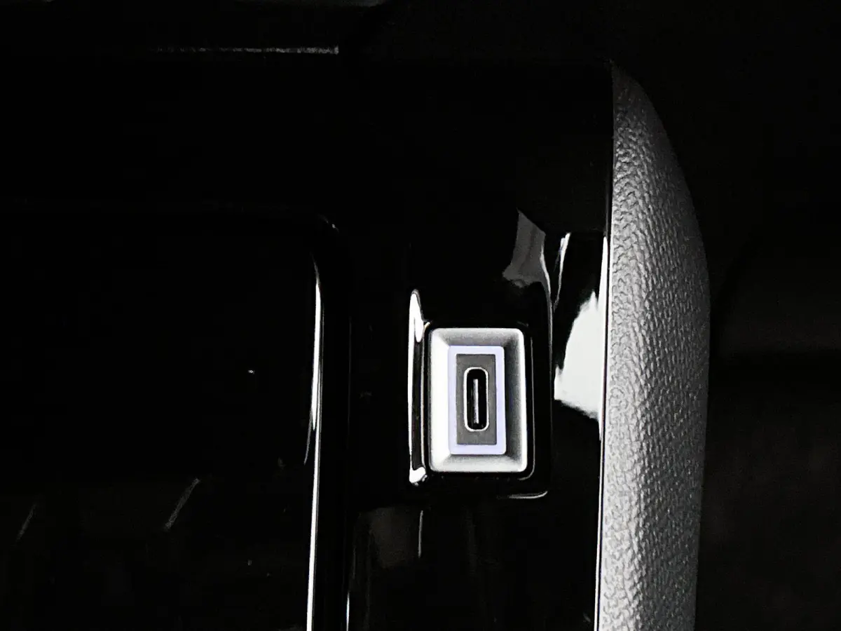 1.2 Hybrid 145 GT | Elektrische Bestuurderstoel | Verwarmbare Voorstoelen | Navigatie | Dode Hoek Bewaking | Camera Voor + Achter | Adaptieve Cruise Control |