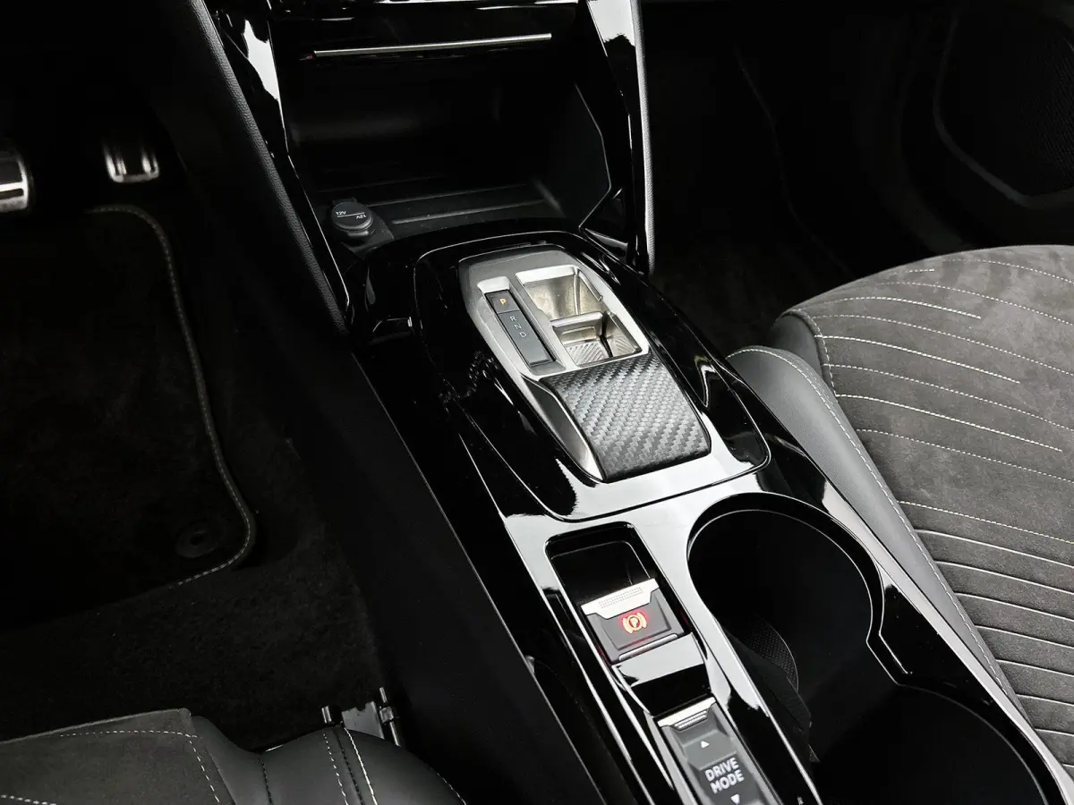 1.2 Hybrid 145 GT | Elektrische Bestuurderstoel | Verwarmbare Voorstoelen | Navigatie | Dode Hoek Bewaking | Camera Voor + Achter | Adaptieve Cruise Control |