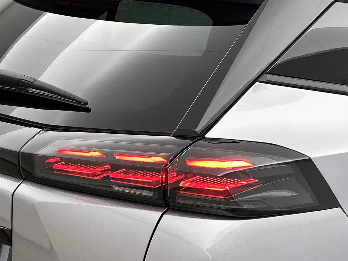 1.2 Hybrid 145 GT | Elektrische Bestuurderstoel | Verwarmbare Voorstoelen | Navigatie | Dode Hoek Bewaking | Camera Voor + Achter | Adaptieve Cruise Control |