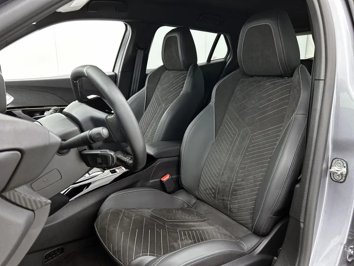 1.2 Hybrid 145 GT | Elektrische Bestuurderstoel | Verwarmbare Voorstoelen | Navigatie | Dode Hoek Bewaking | Camera Voor + Achter | Adaptieve Cruise Control |