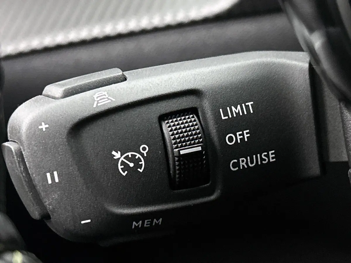 1.2 Hybrid 145 GT | Elektrische Bestuurderstoel | Verwarmbare Voorstoelen | Navigatie | Dode Hoek Bewaking | Camera Voor + Achter | Adaptieve Cruise Control |