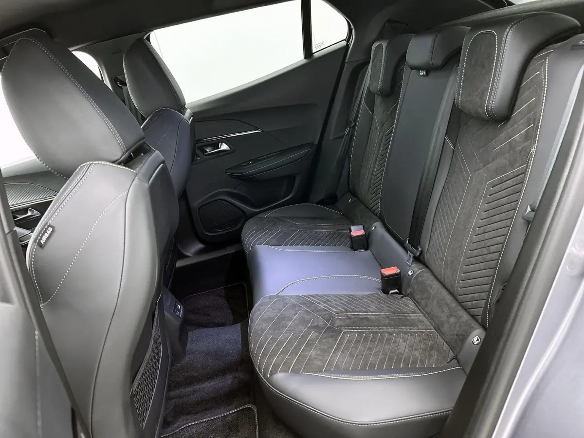1.2 Hybrid 145 GT | Elektrische Bestuurderstoel | Verwarmbare Voorstoelen | Navigatie | Dode Hoek Bewaking | Camera Voor + Achter | Adaptieve Cruise Control |