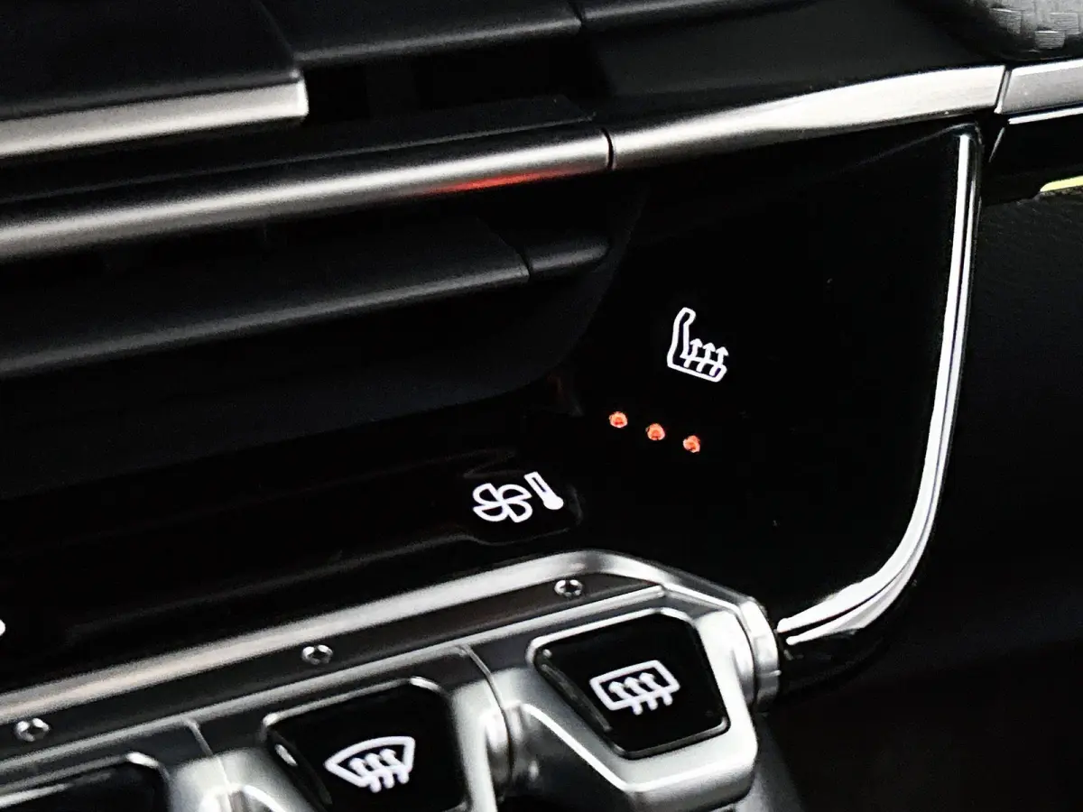 1.2 Hybrid 145 GT | Elektrische Bestuurderstoel | Verwarmbare Voorstoelen | Navigatie | Dode Hoek Bewaking | Camera Voor + Achter | Adaptieve Cruise Control |