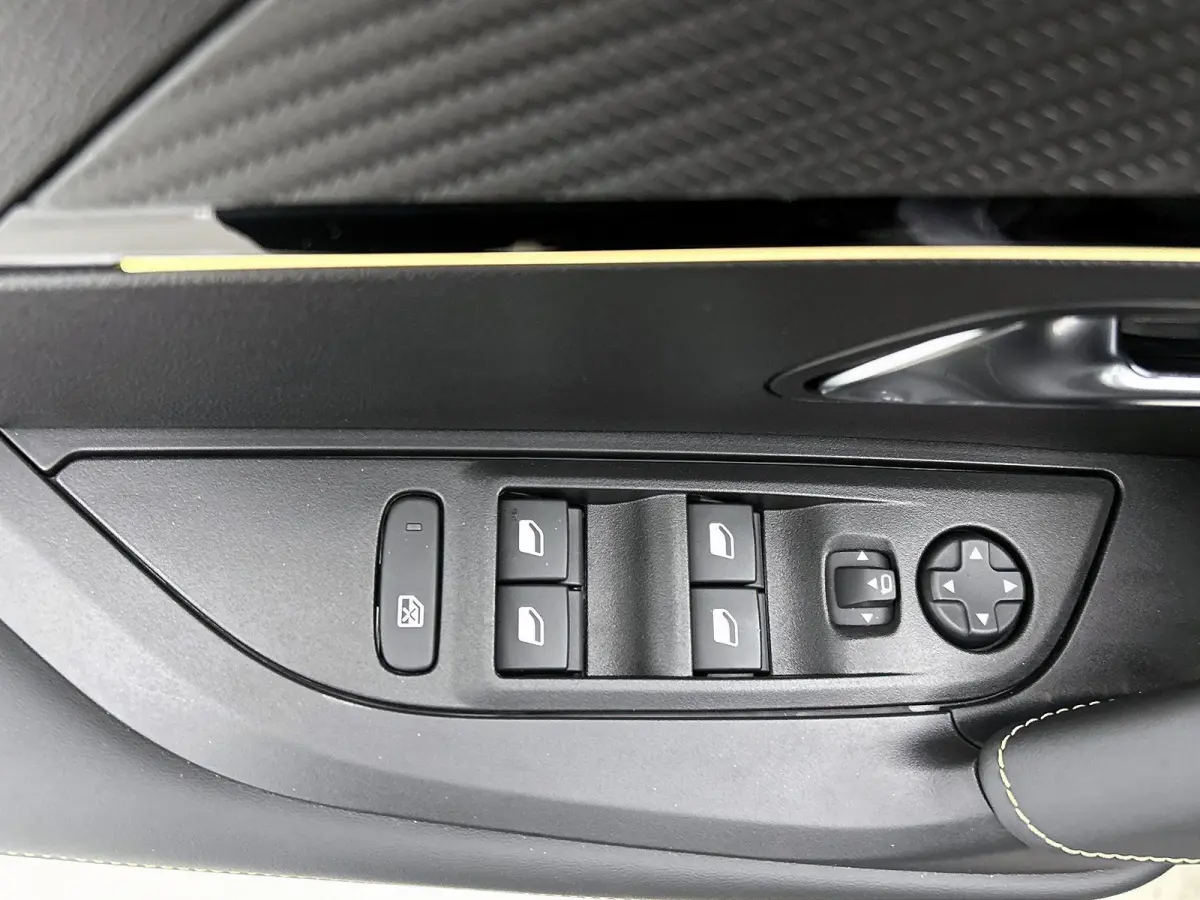 1.2 Hybrid 145 GT | Elektrische Bestuurderstoel | Verwarmbare Voorstoelen | Navigatie | Dode Hoek Bewaking | Camera Voor + Achter | Adaptieve Cruise Control |