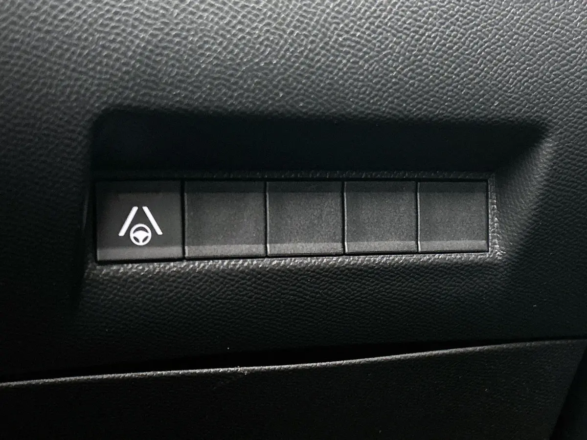 1.2 Hybrid 145 GT | Elektrische Bestuurderstoel | Verwarmbare Voorstoelen | Navigatie | Dode Hoek Bewaking | Camera Voor + Achter | Adaptieve Cruise Control |