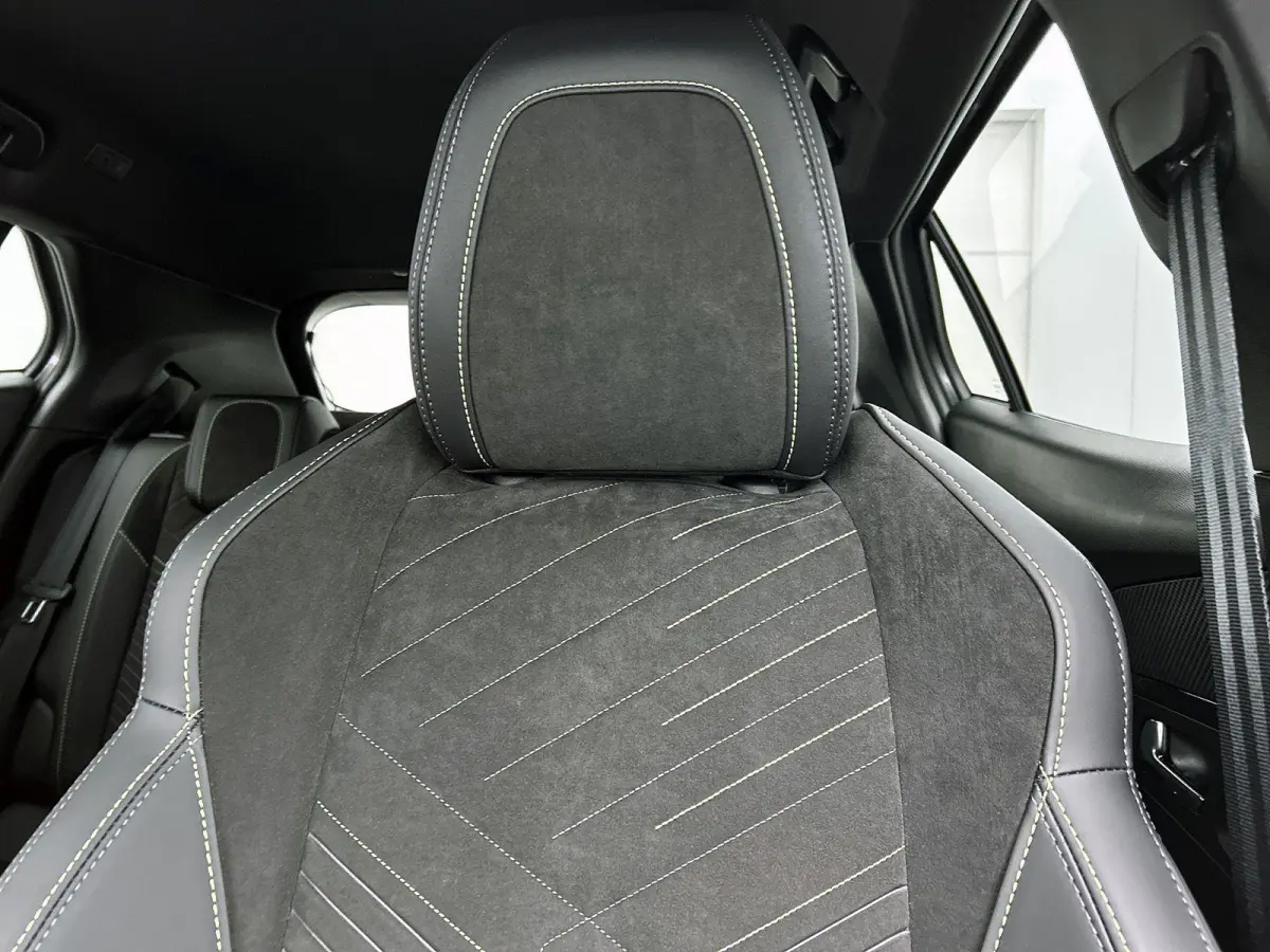 1.2 Hybrid 145 GT | Elektrische Bestuurderstoel | Verwarmbare Voorstoelen | Navigatie | Dode Hoek Bewaking | Camera Voor + Achter | Adaptieve Cruise Control |