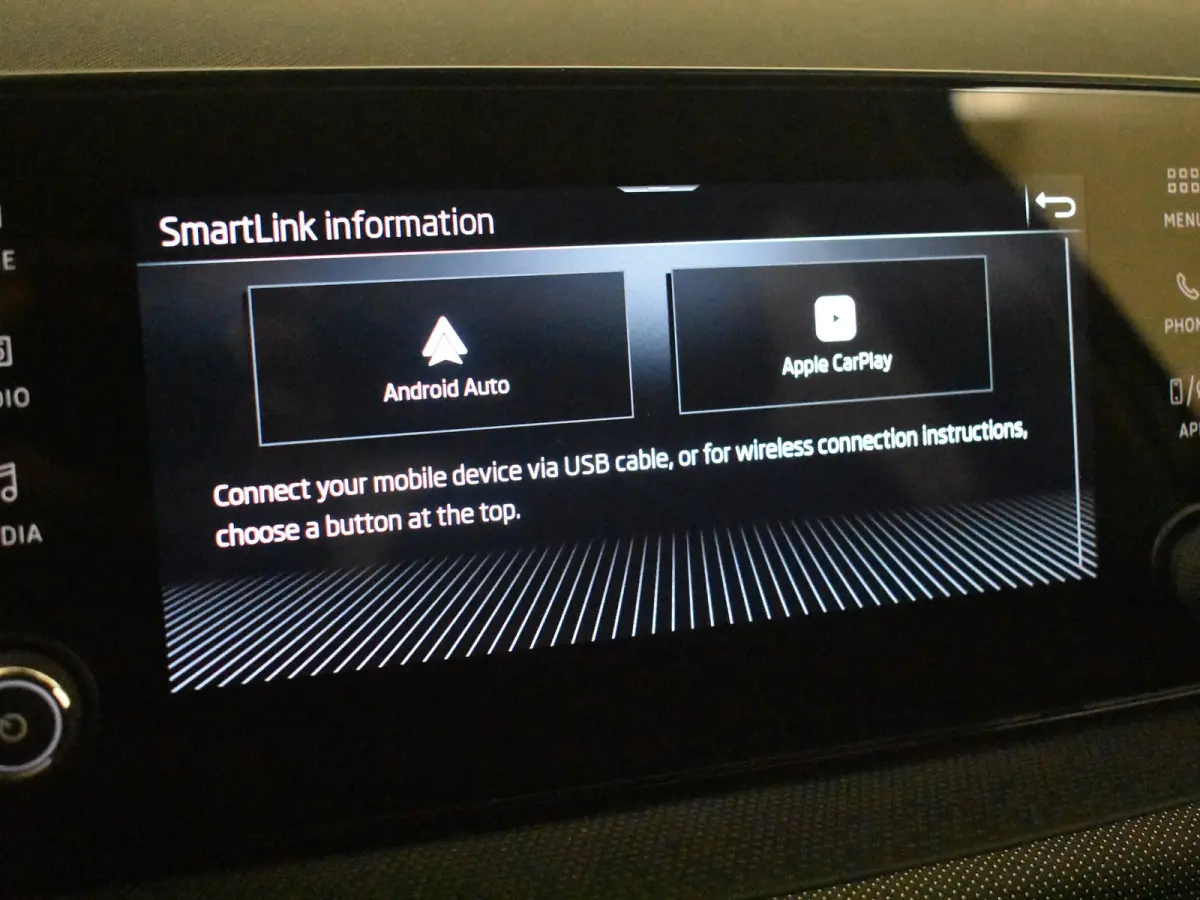 1.0 TSI Selection l Parkeersensoren l Apple Car play / Android l Digital Dash l Metallic lak l Cr Control l Full LED l