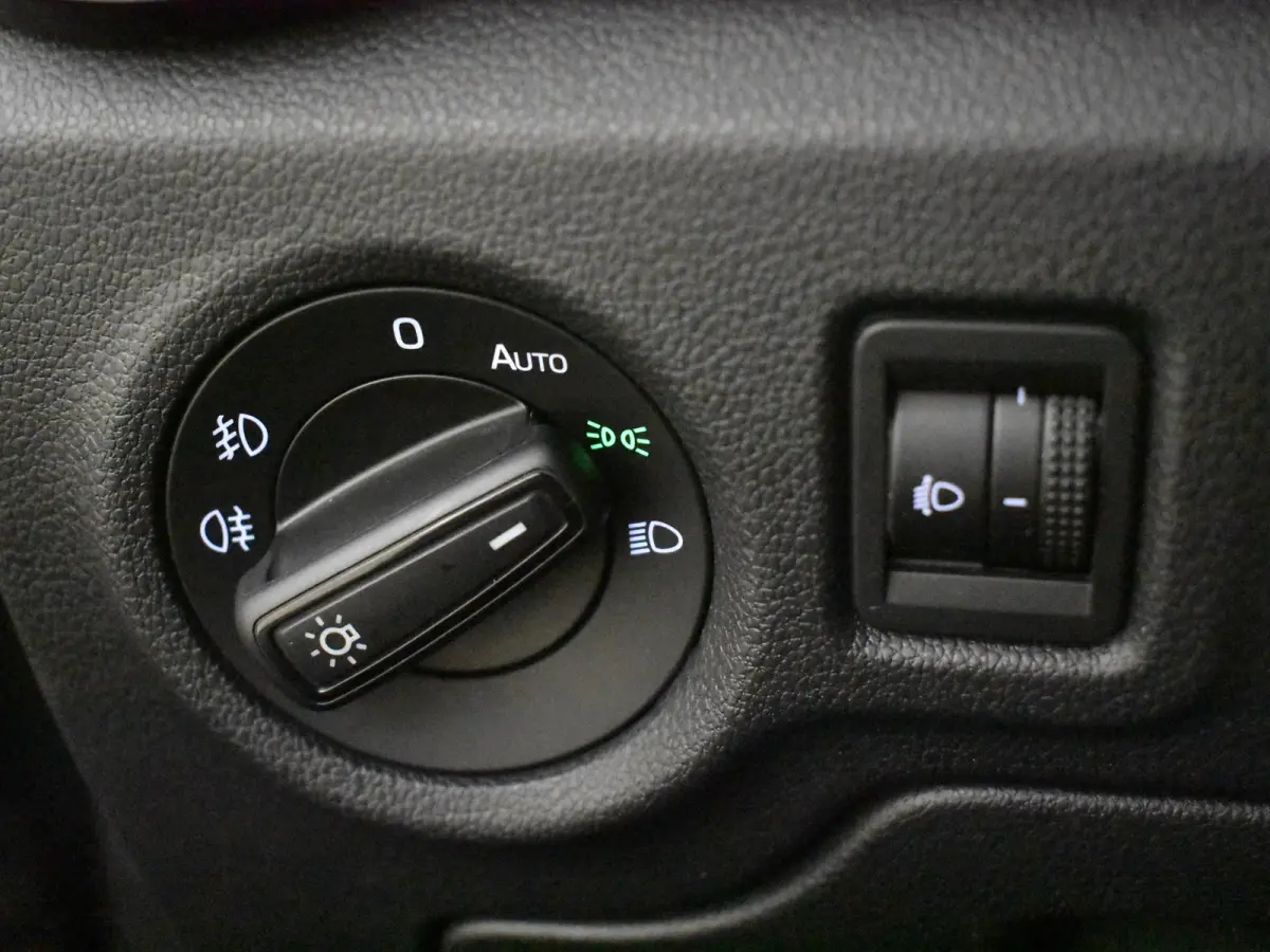 1.0 TSI Selection l Parkeersensoren l Apple Car play / Android l Digital Dash l Metallic lak l Cr Control l Full LED l
