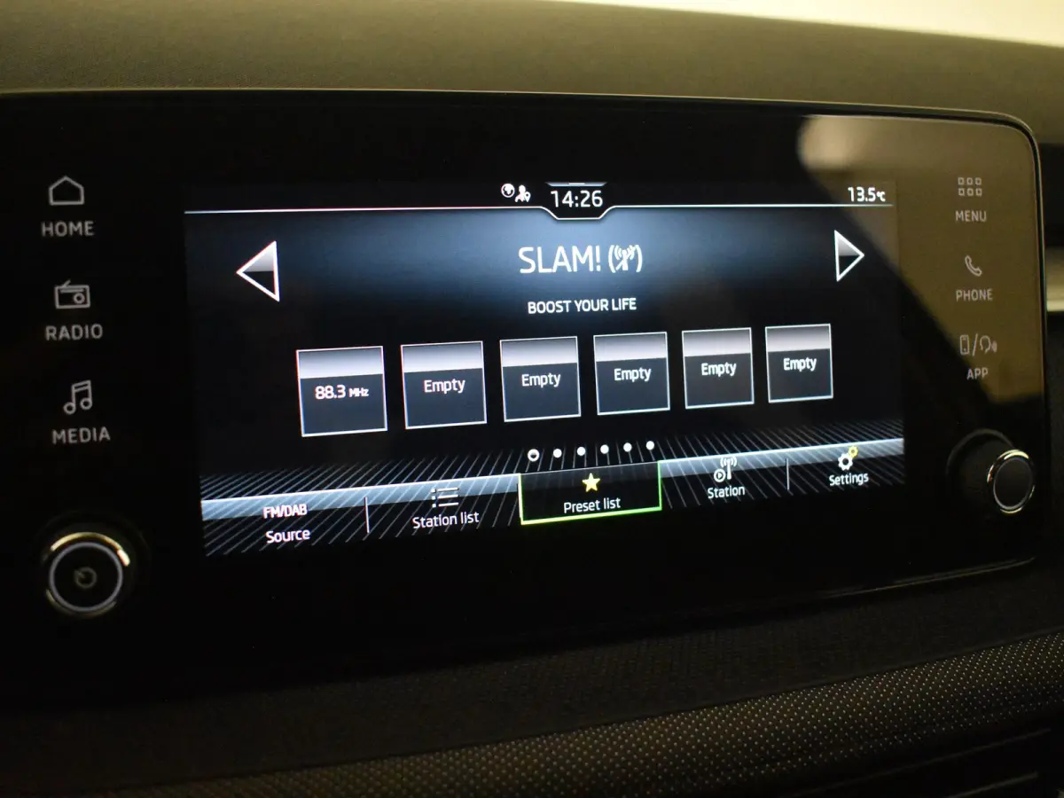 1.0 TSI Selection l Parkeersensoren l Apple Car play / Android l Digital Dash l Metallic lak l Cr Control l Full LED l