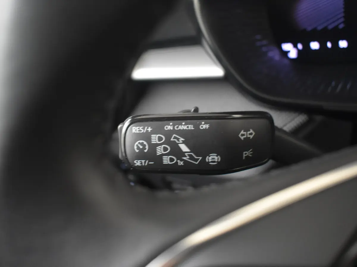 1.0 TSI Selection l Parkeersensoren l Apple Car play / Android l Digital Dash l Metallic lak l Cr Control l Full LED l