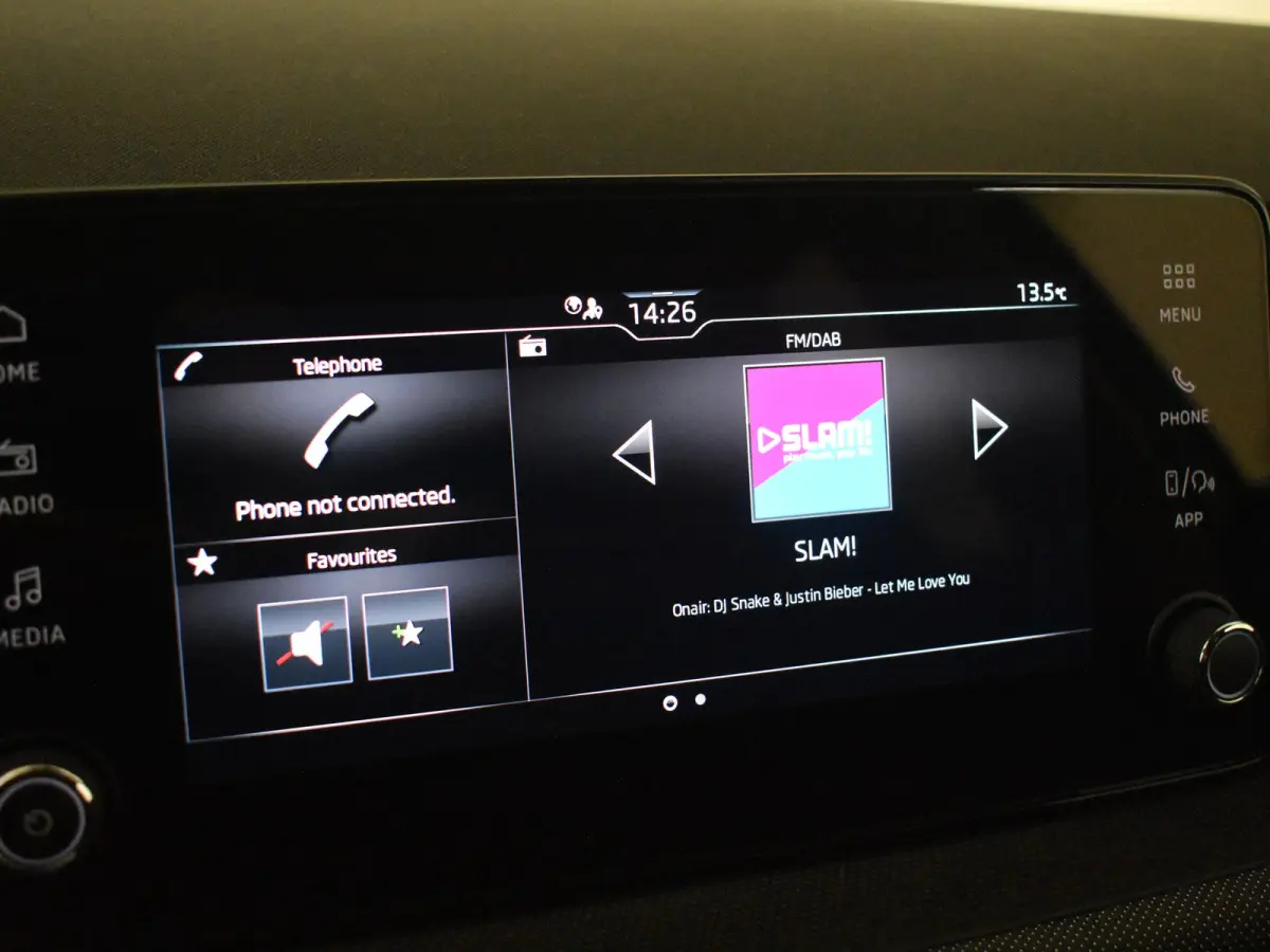 1.0 TSI Selection l Parkeersensoren l Apple Car play / Android l Digital Dash l Metallic lak l Cr Control l Full LED l