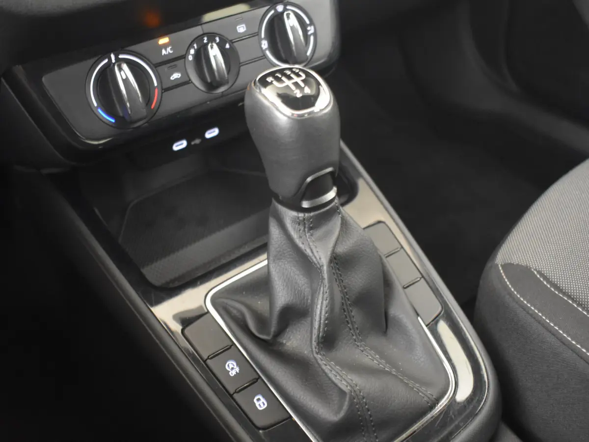 1.0 TSI Selection l Parkeersensoren l Apple Car play / Android l Digital Dash l Metallic lak l Cr Control l Full LED l