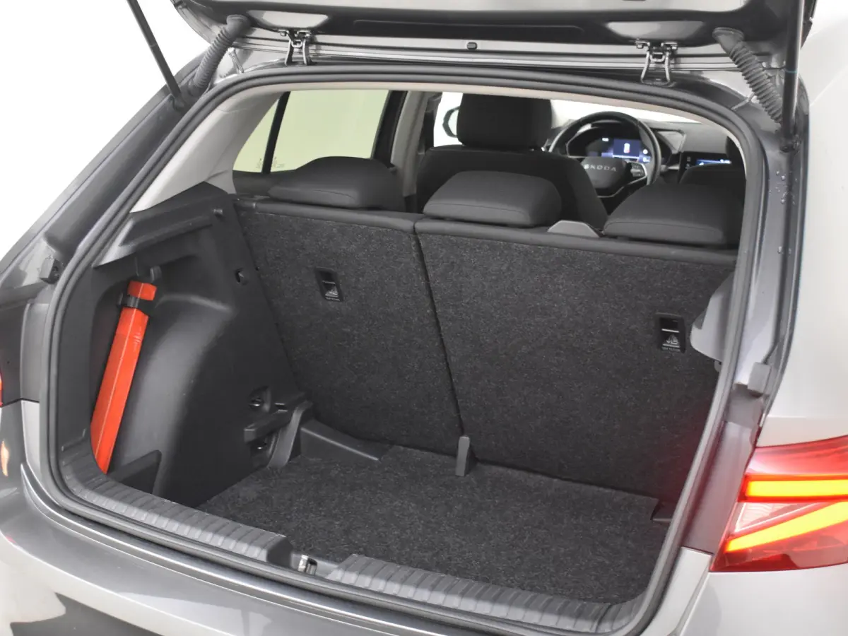 1.0 TSI Selection l Parkeersensoren l Apple Car play / Android l Digital Dash l Metallic lak l Cr Control l Full LED l