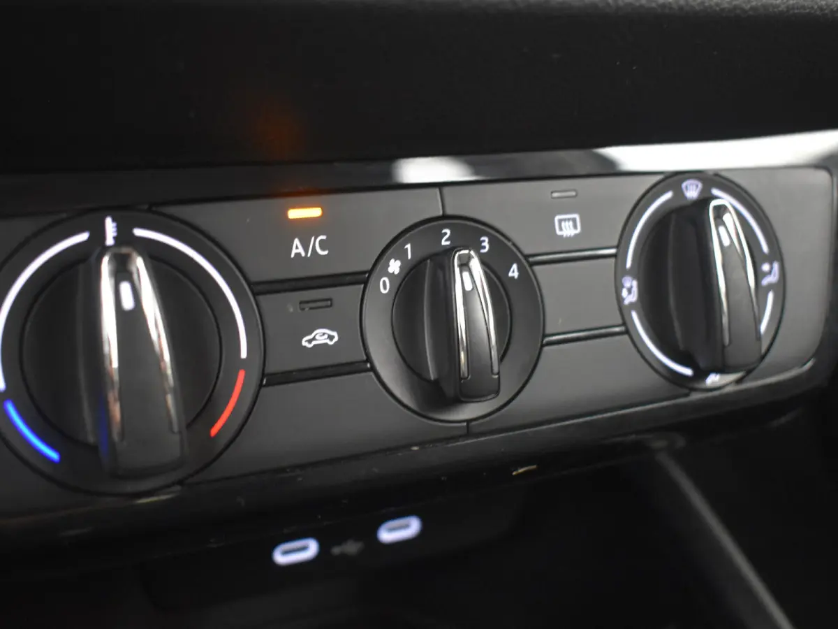 1.0 TSI Selection l Parkeersensoren l Apple Car play / Android l Digital Dash l Metallic lak l Cr Control l Full LED l