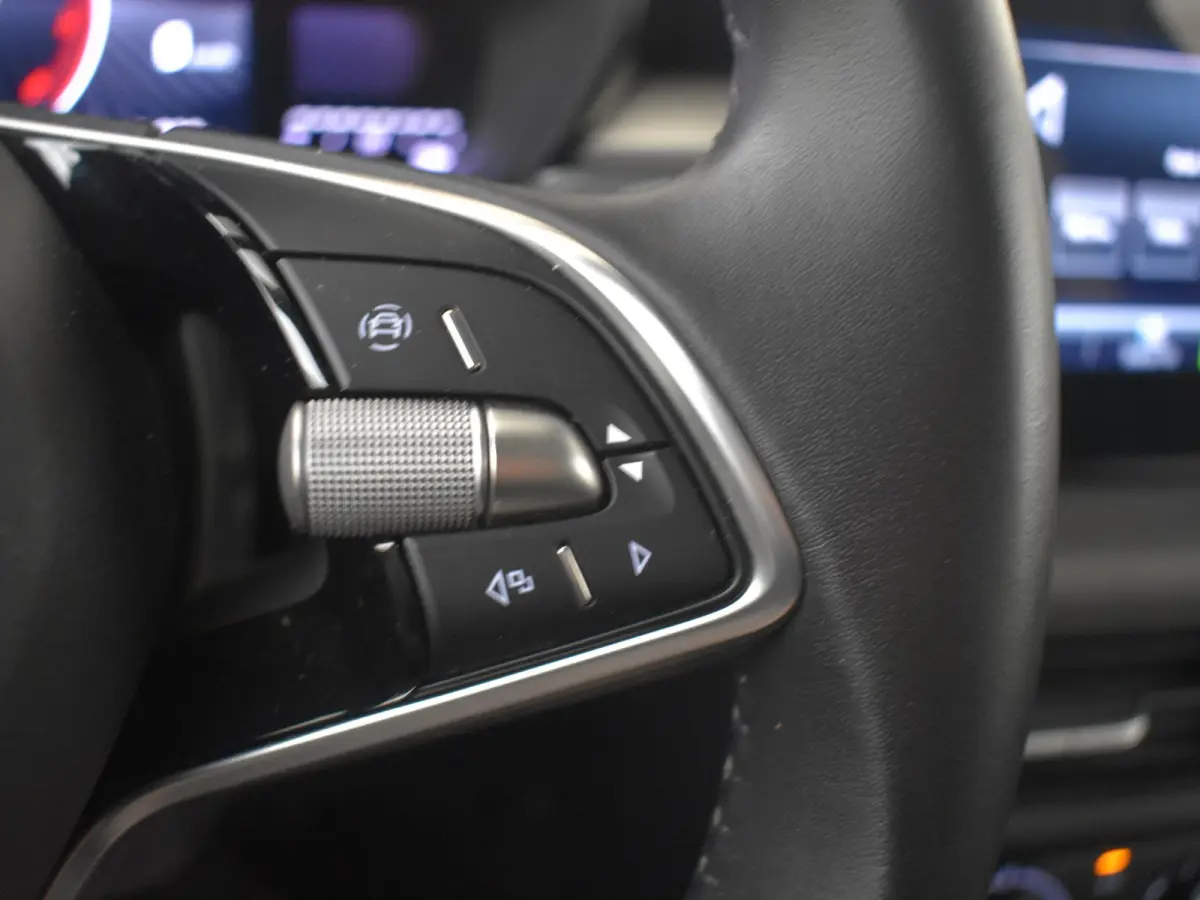 1.0 TSI Selection l Parkeersensoren l Apple Car play / Android l Digital Dash l Metallic lak l Cr Control l Full LED l