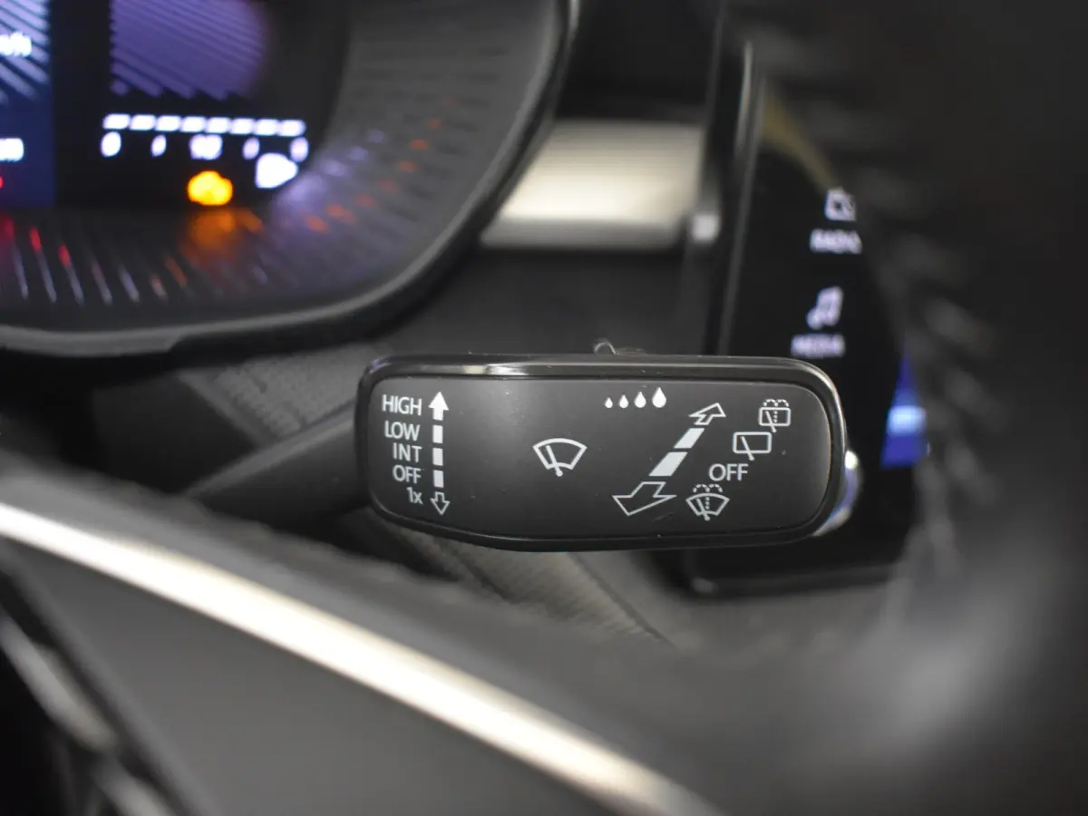 1.0 TSI Selection l Parkeersensoren l Apple Car play / Android l Digital Dash l Metallic lak l Cr Control l Full LED l