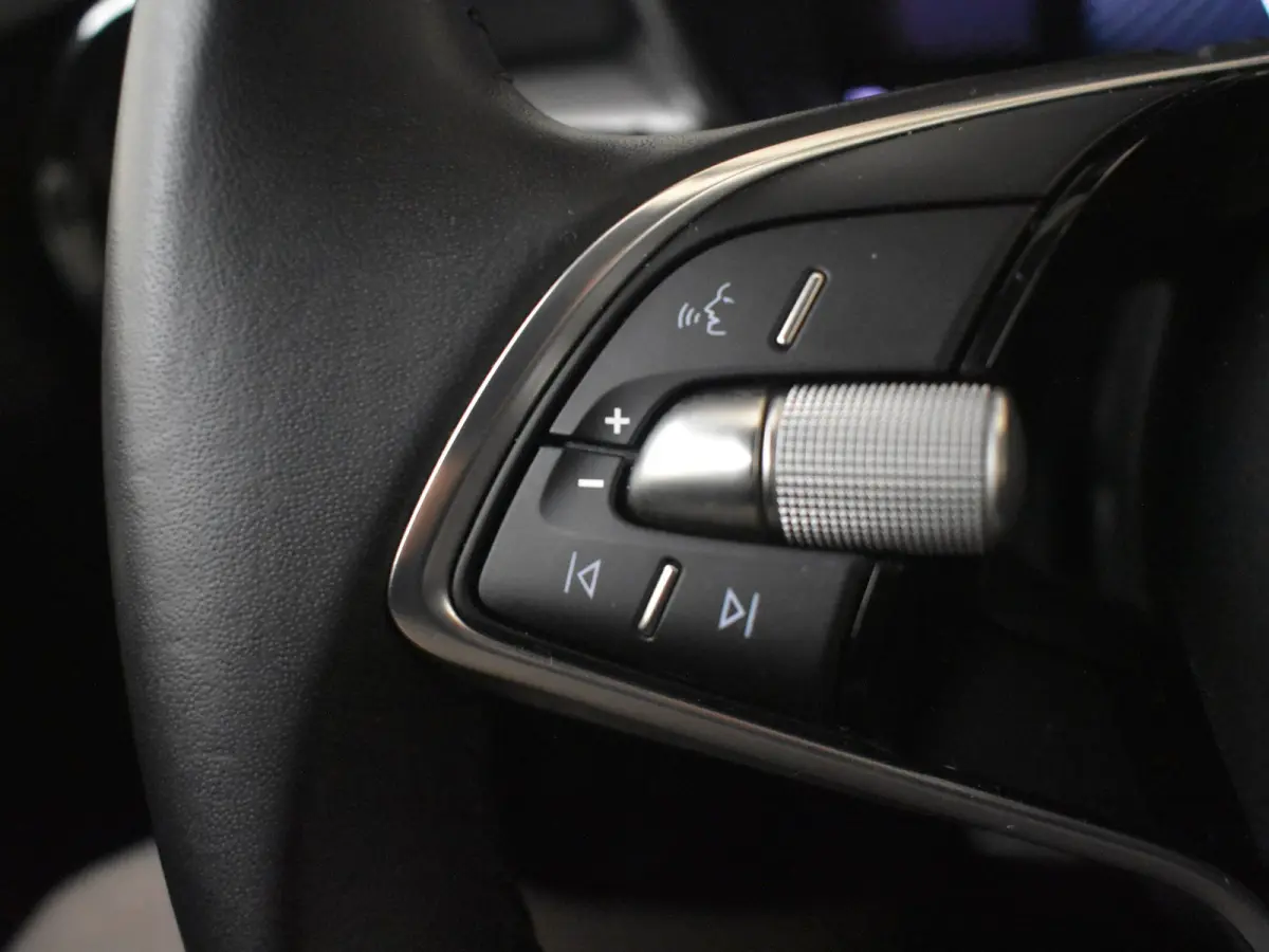 1.0 TSI Selection l Parkeersensoren l Apple Car play / Android l Digital Dash l Metallic lak l Cr Control l Full LED l