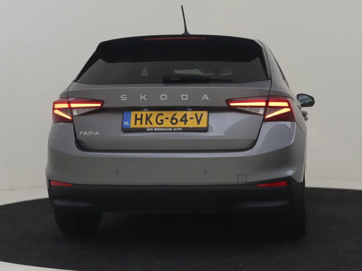 1.0 TSI Selection l Parkeersensoren l Apple Car play / Android l Digital Dash l Metallic lak l Cr Control l Full LED l
